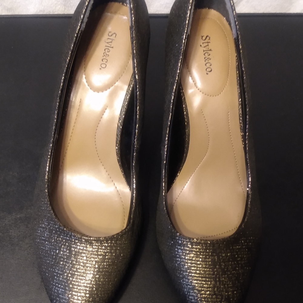 Style&co. Asyaa Black & Gold Pumps size 8.5